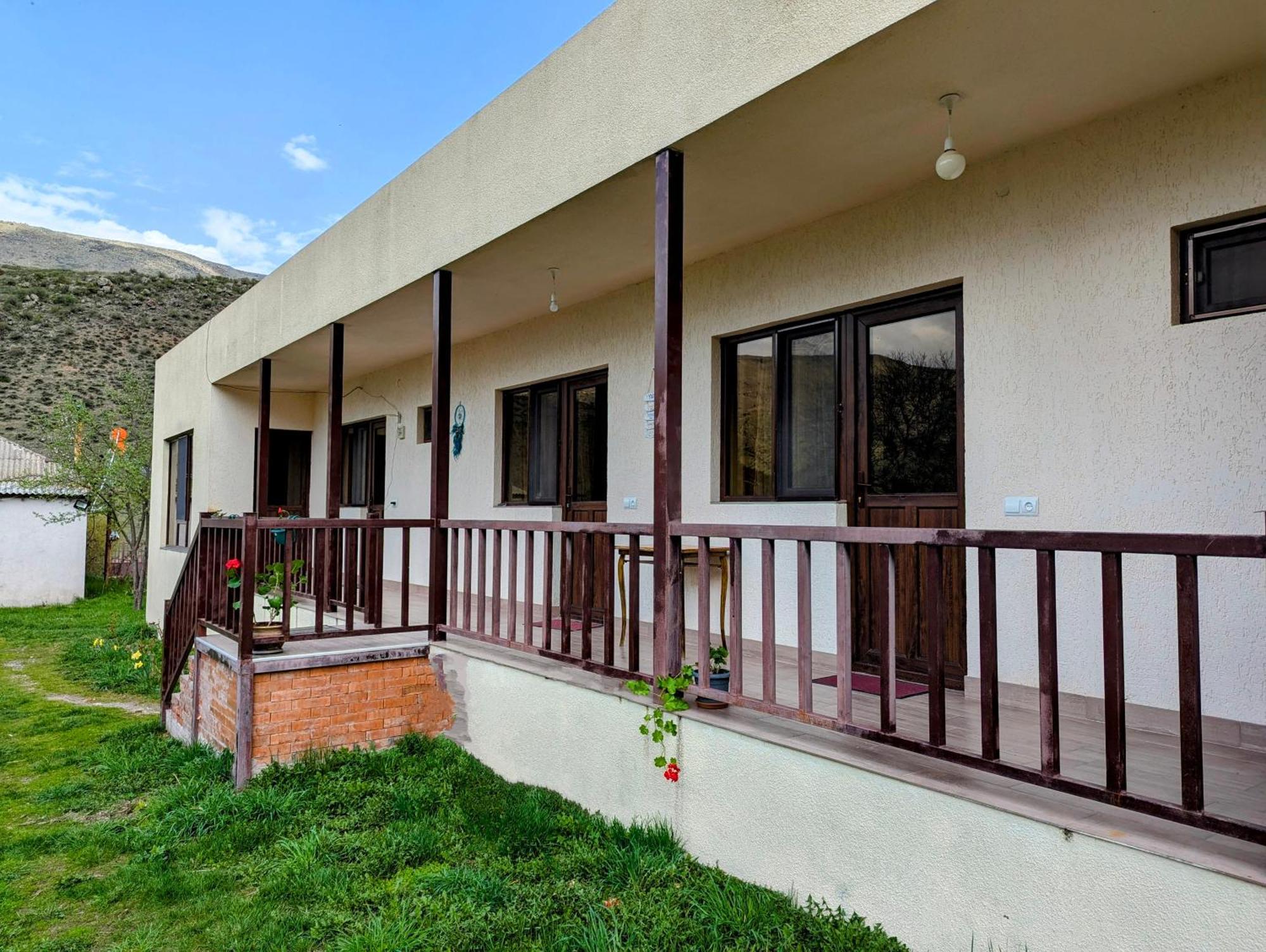Bee House Hotel Pia Exterior photo